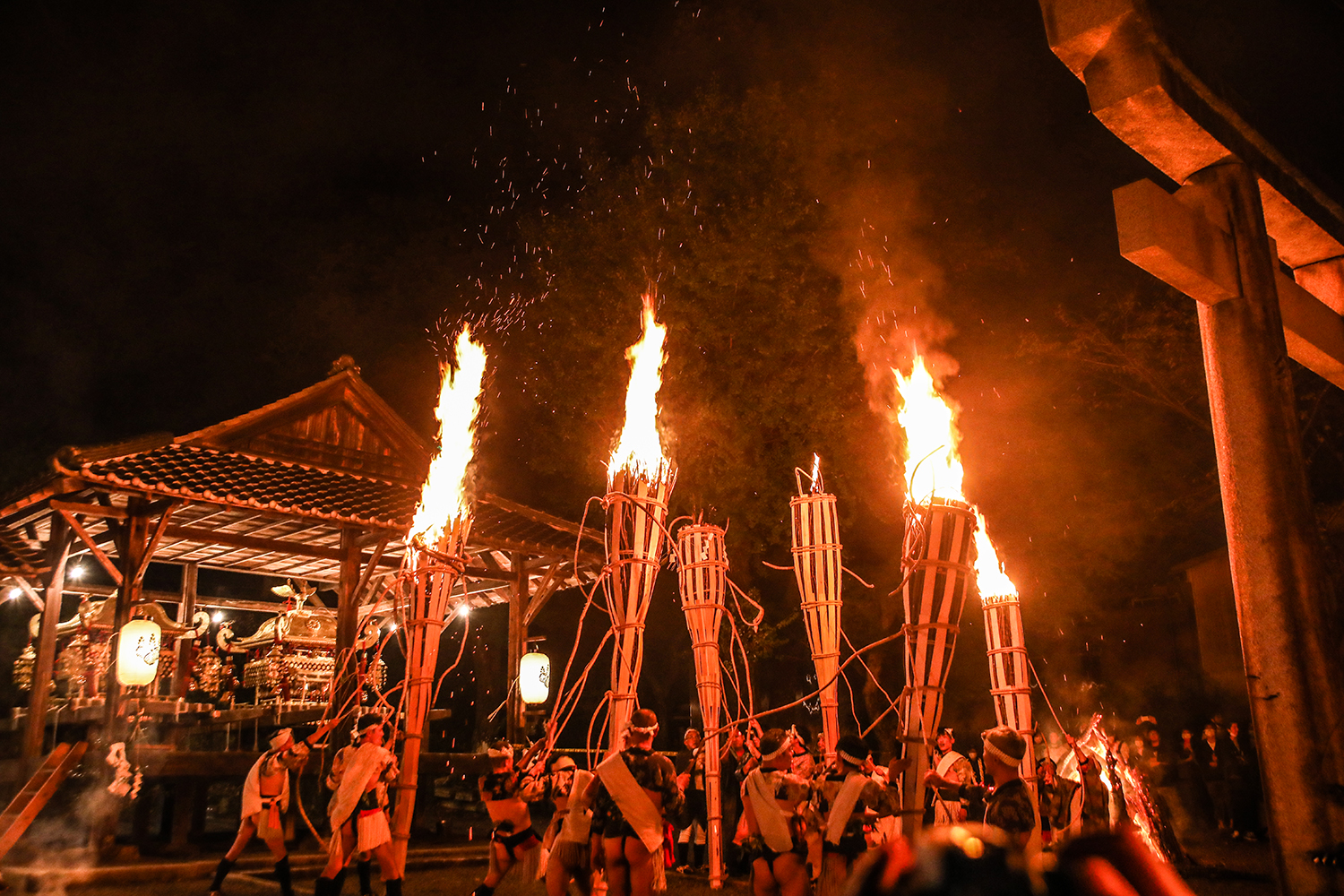 京都三大奇祭の火の粉はマグマ級！成人儀礼「チョッペンの儀」に限定御朱印も！2023年「鞍馬の火祭」は4年ぶりの通常開催