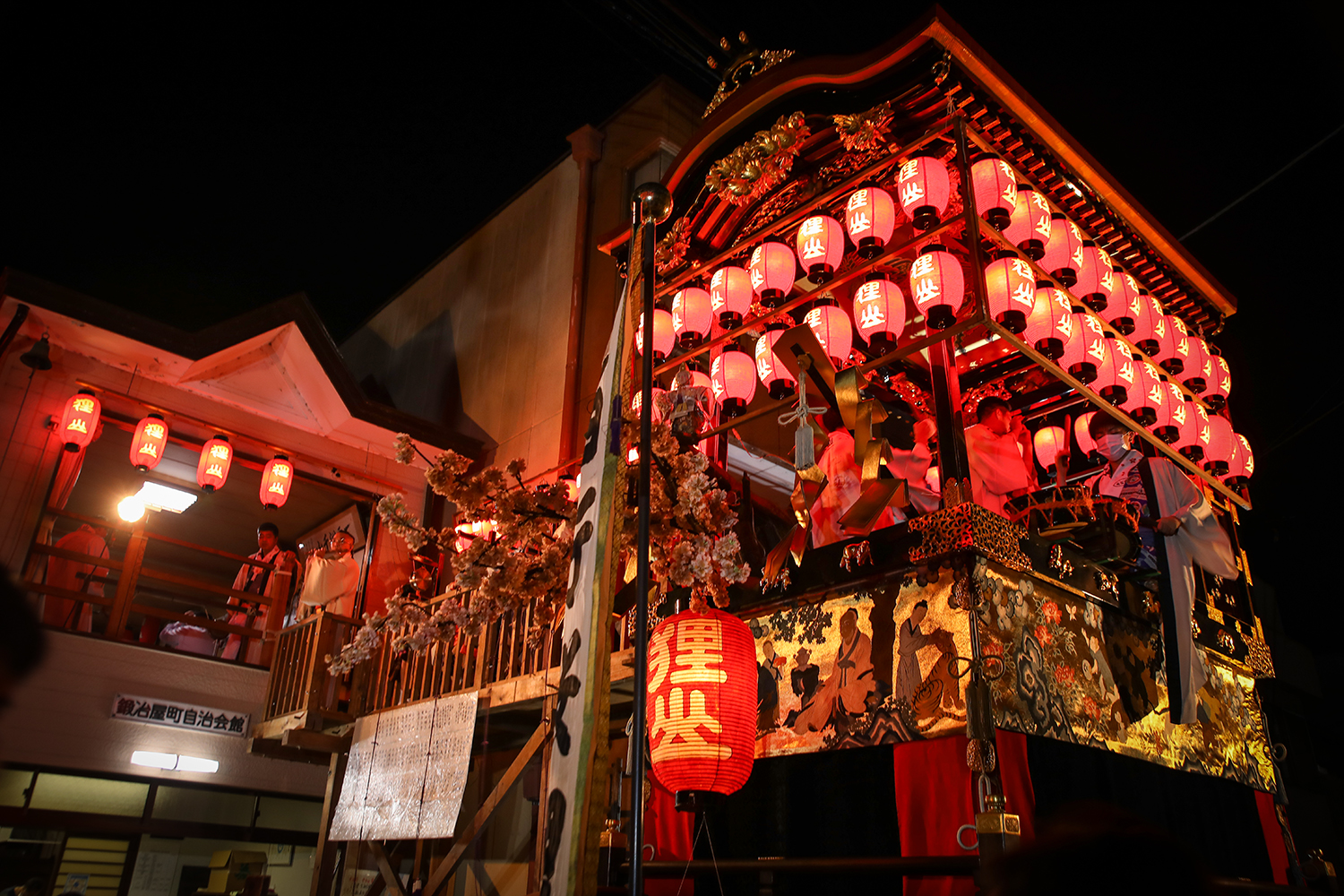 ピーヒャラ・ピーヒャラ！「大津祭」提灯の朱色に染まる宵宮の夜