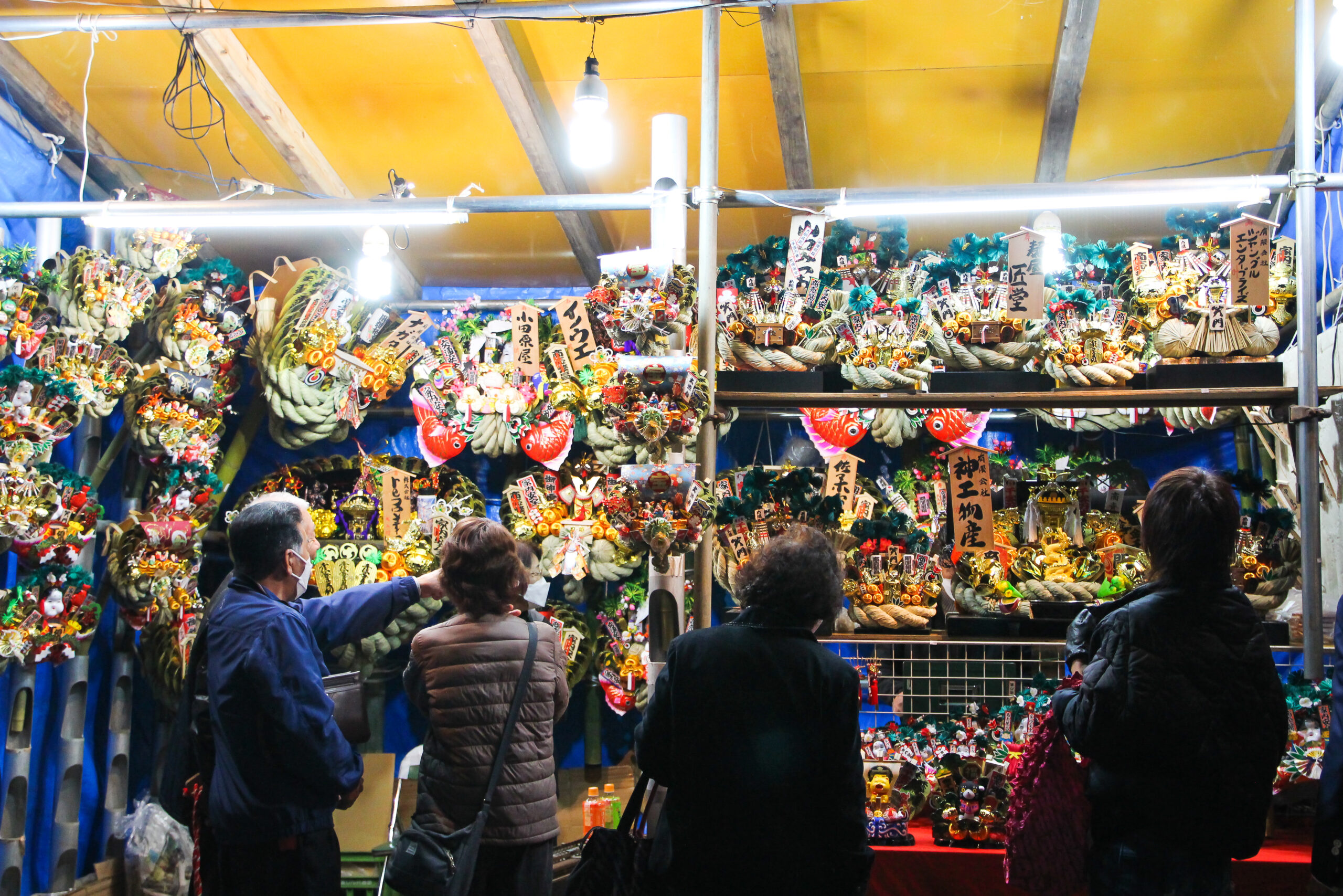 橋本酉の市2022！大鷲神社を熊手と提灯が煌びやかに飾る。限定御朱印に地域グルメも