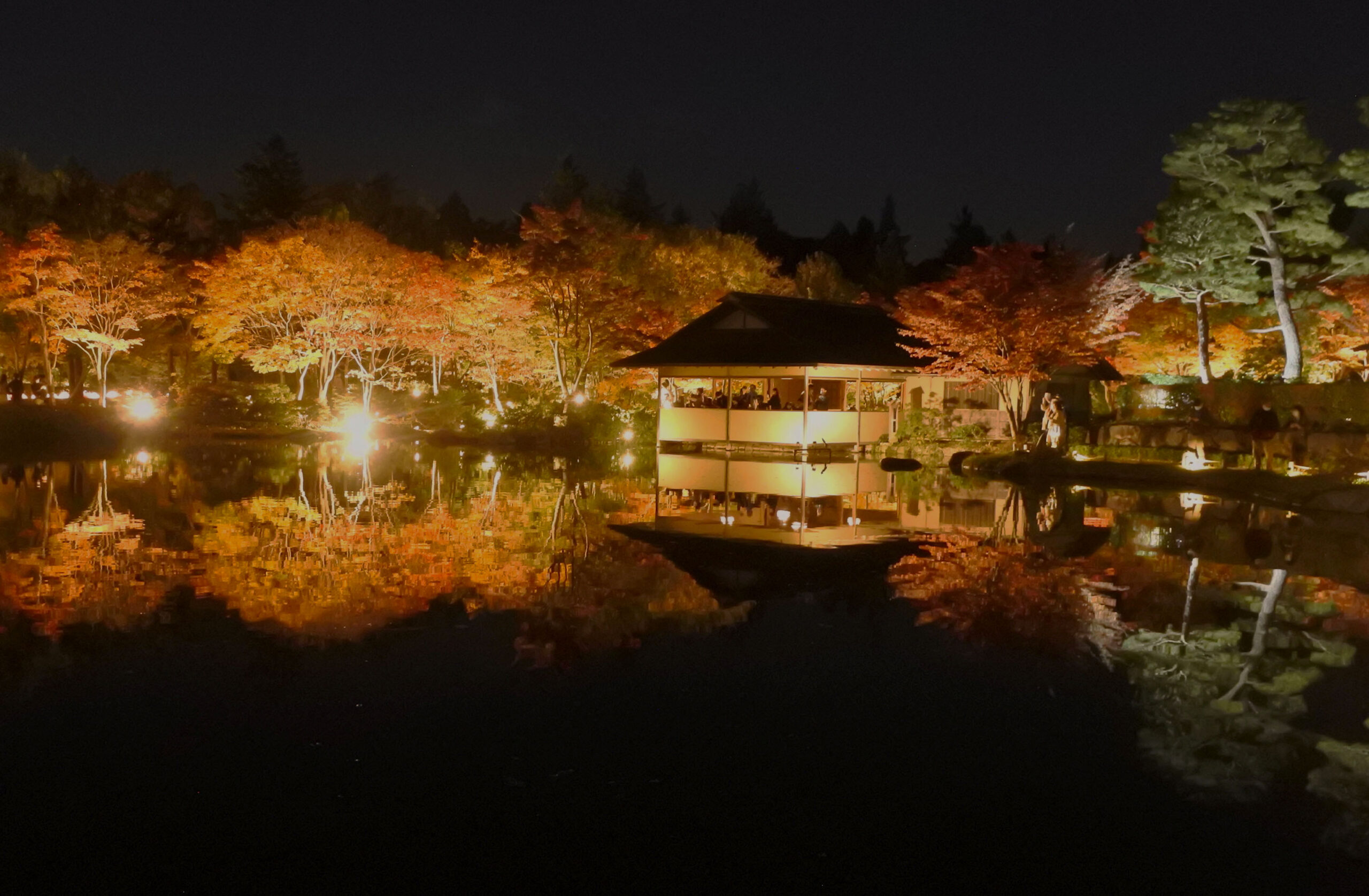 国営昭和記念公園「秋の夜散歩2022」開催！水面に映る日本庭園が圧巻