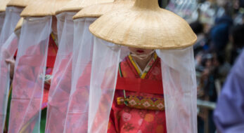 門限0時の若宮さまを7時間もの芸能でもてなす「春日若宮おん祭」とは？