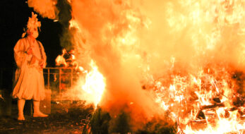 清水秋葉山大祭は火渡りが見どころ。厄を落とし新年を迎える師走の火祭り