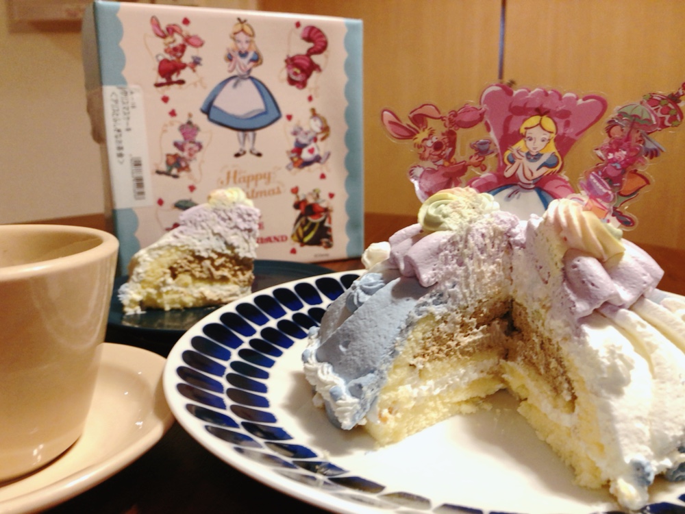 ＜セブンイレブン＞レトロ可愛い！「不思議の国のアリス」ケーキは意外な本格派