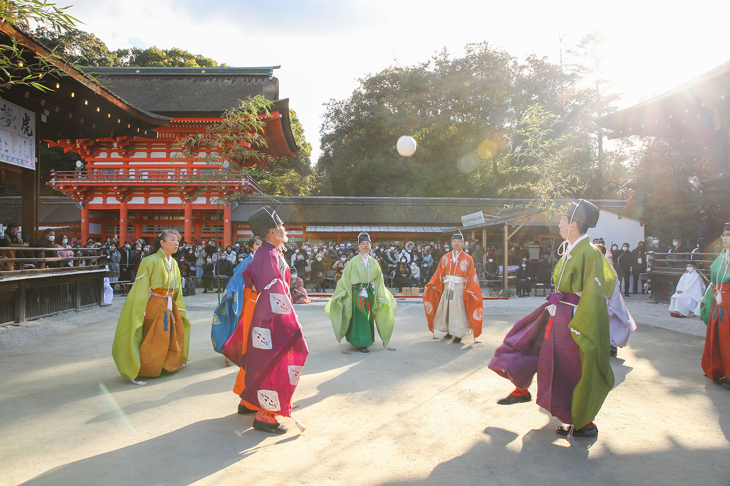 下鴨神社「蹴鞠はじめ」うるわしく蹴る勝ち負けなき平和な球技