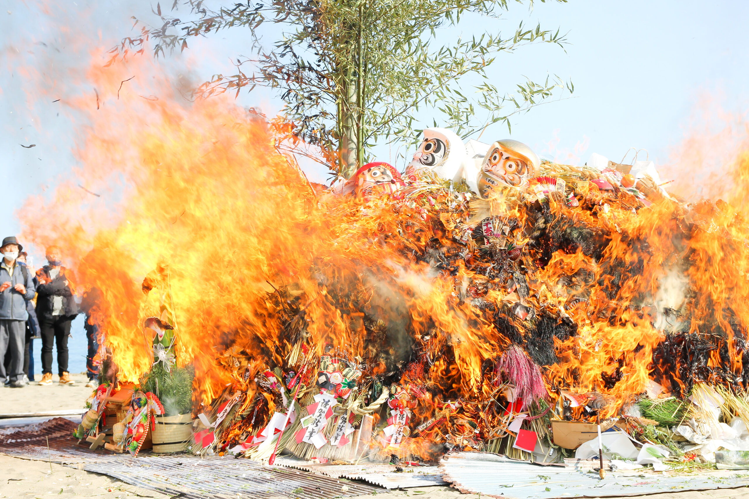 どんどん焼きで一年の無病息災、火防を祈ろう！熱海温泉のお正月の火祭り