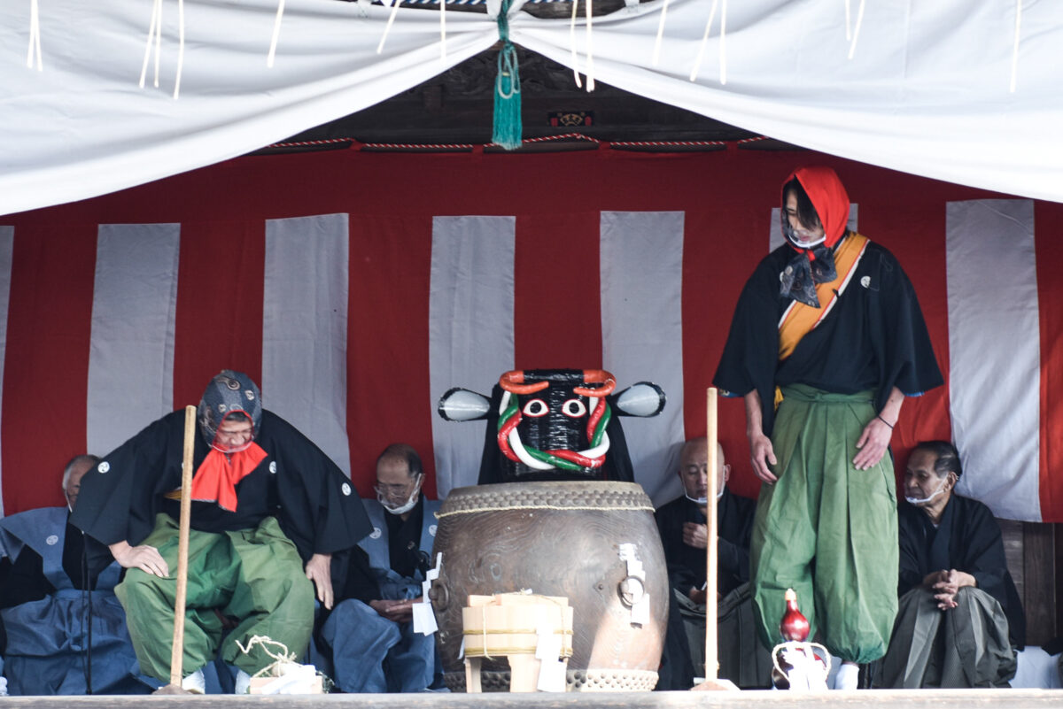 米作りの過程を七段の舞いに、暴れ牛の登場も！静岡県袋井市の田遊祭の奥深い魅力に迫る