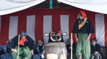 米作りの過程を七段の舞いに、暴れ牛の登場も！静岡県袋井市の田遊祭の奥深い魅力に迫る