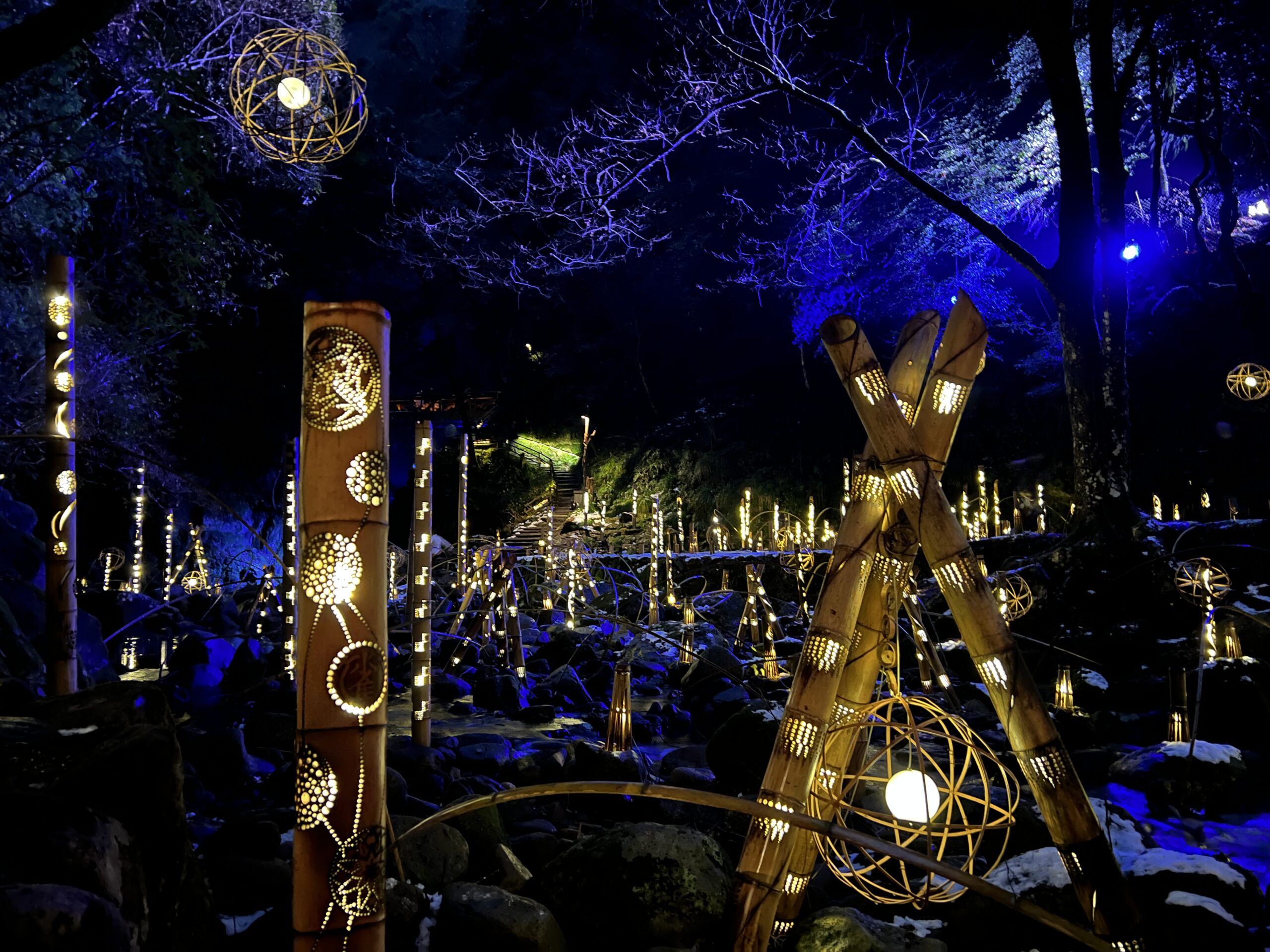 渓谷が神秘的にライトアップ！「赤目渓谷 幽玄の竹あかり」は1月末まで