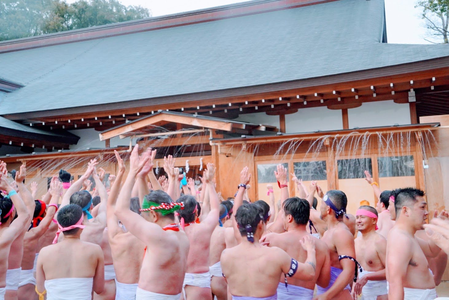 【悲報】国府宮はだか祭に参加ニキ、神男にタッチしようとして揉まれまくる！「〇ぬかと思いました！」