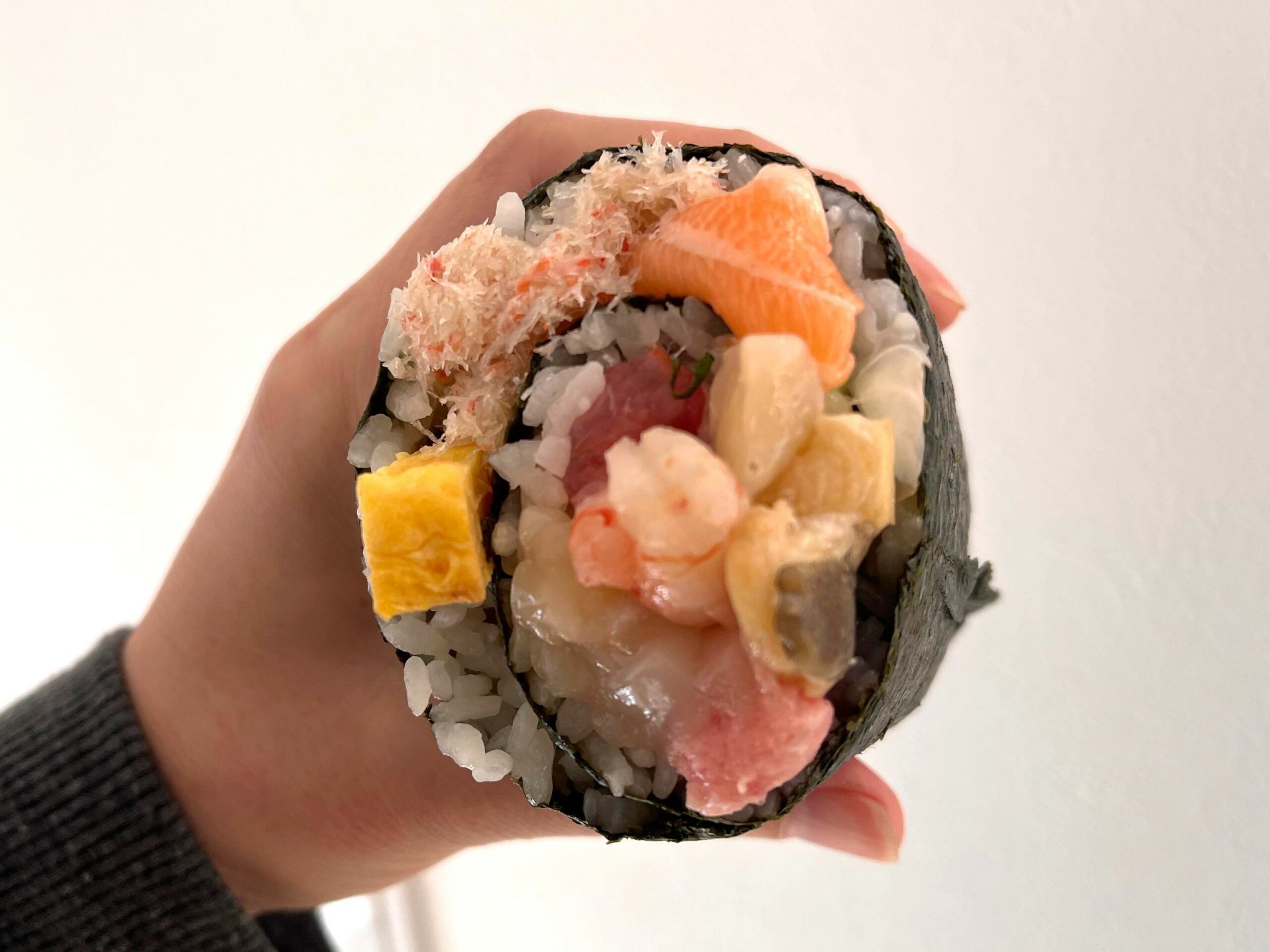 具がはみ出しすぎでしょ！豪華すぎる「ライフ」の極太恵方巻は買う価値あり！2023年実食レポ