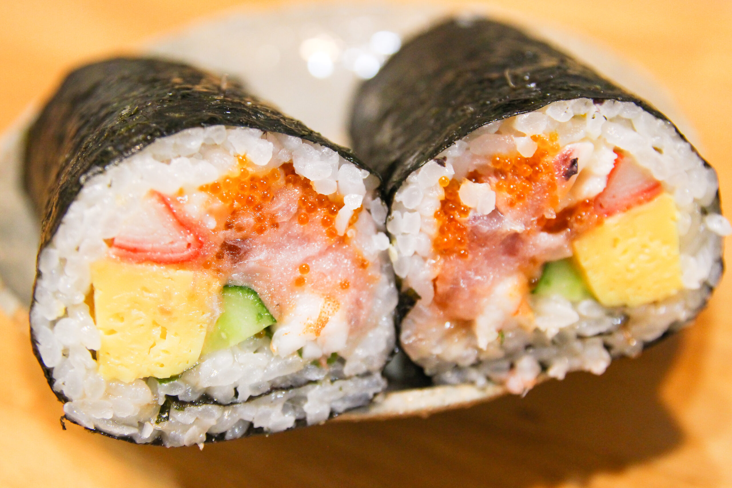 はま寿司の恵方巻2023！約18cmの「特上海鮮恵方巻」は9種の具材で食べ応え抜群