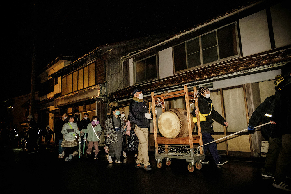 寝～たら起こせ！地元の子供たちが町をねり歩く2023年「御日待祭」に密着！