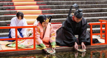 下鴨神社「流し雛」十二単のお雛様が子供の健康を願う