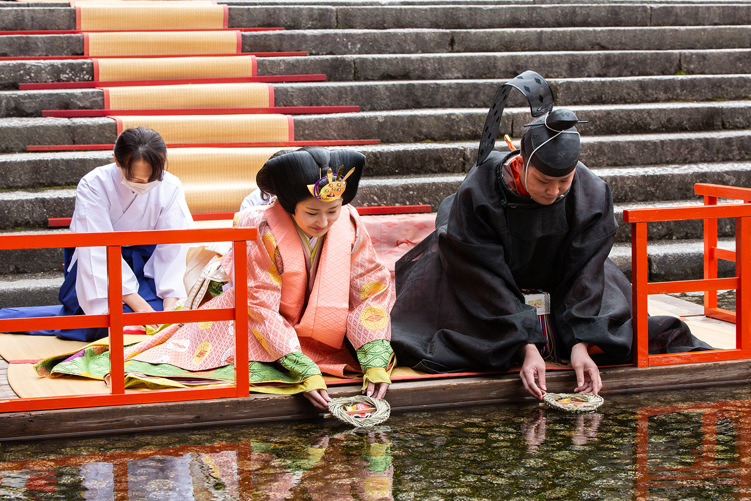 下鴨神社「流し雛」十二単のお雛様が子供の健康を願う