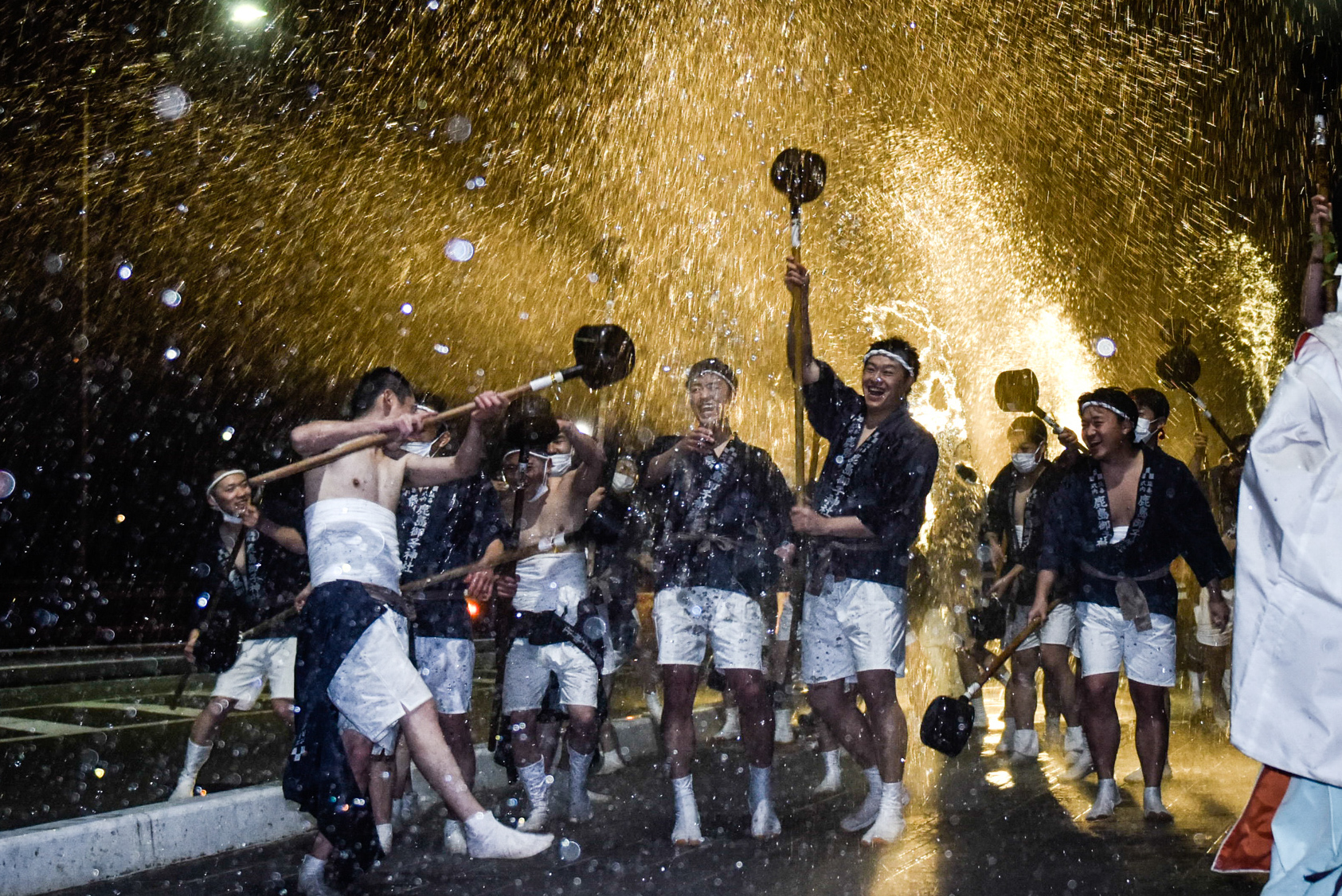 長い伝統を繋ぎながら、若者の活気が溢れる！奇祭「火伏せ祭り」2023年レポート