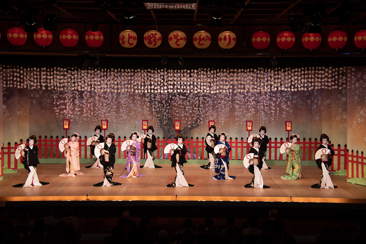 上七軒「北野をどり」芸舞妓の舞や茶席で春の訪れを満喫