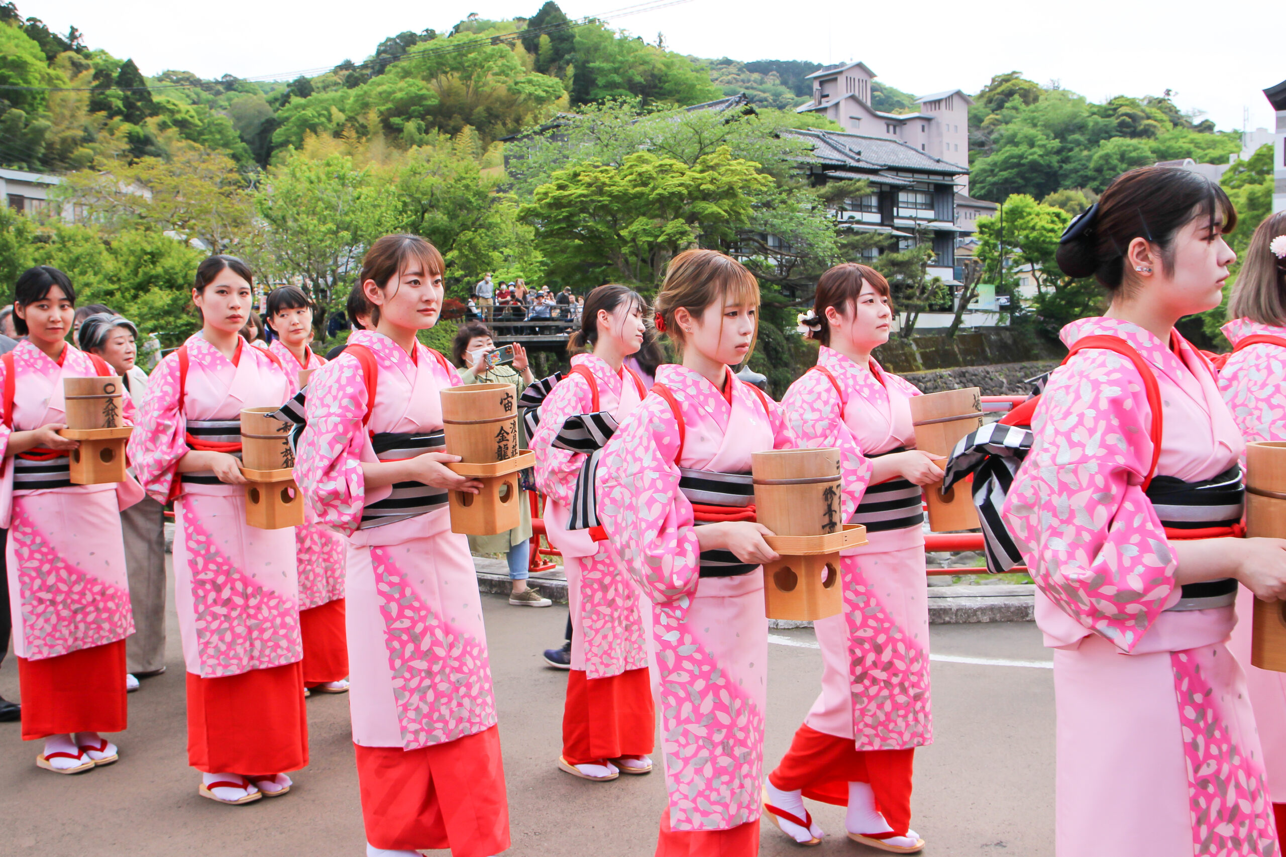 湯汲み式（春季弘法忌）は修善寺の春祭り！湯汲み娘、御輿の行列が温泉街を進む