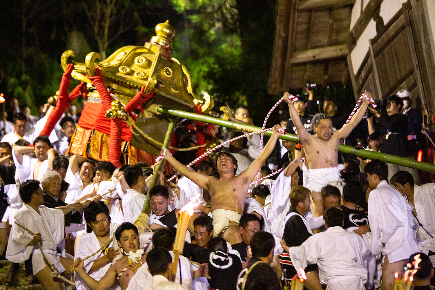 神さまの出産がお祭りに！？日吉大社「山王祭」火祭りとだんじりが混合した勇壮な祭り