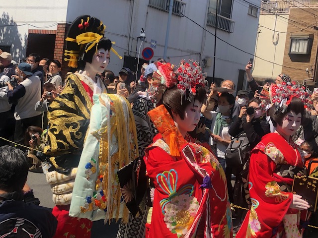 浅草観音うら・一葉桜まつり｜外国人観光客にも大人気！花魁道中で江戸の粋を感じよう