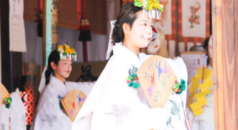 花の撓大祭に欠かせないのは狐！？狐の巫女舞、行列、餅投げまで。愛知・豊川の春祭り