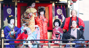 出町子供歌舞伎曳山の見事な上演は必見。砺波に春を告げる出町神明宮の祭礼