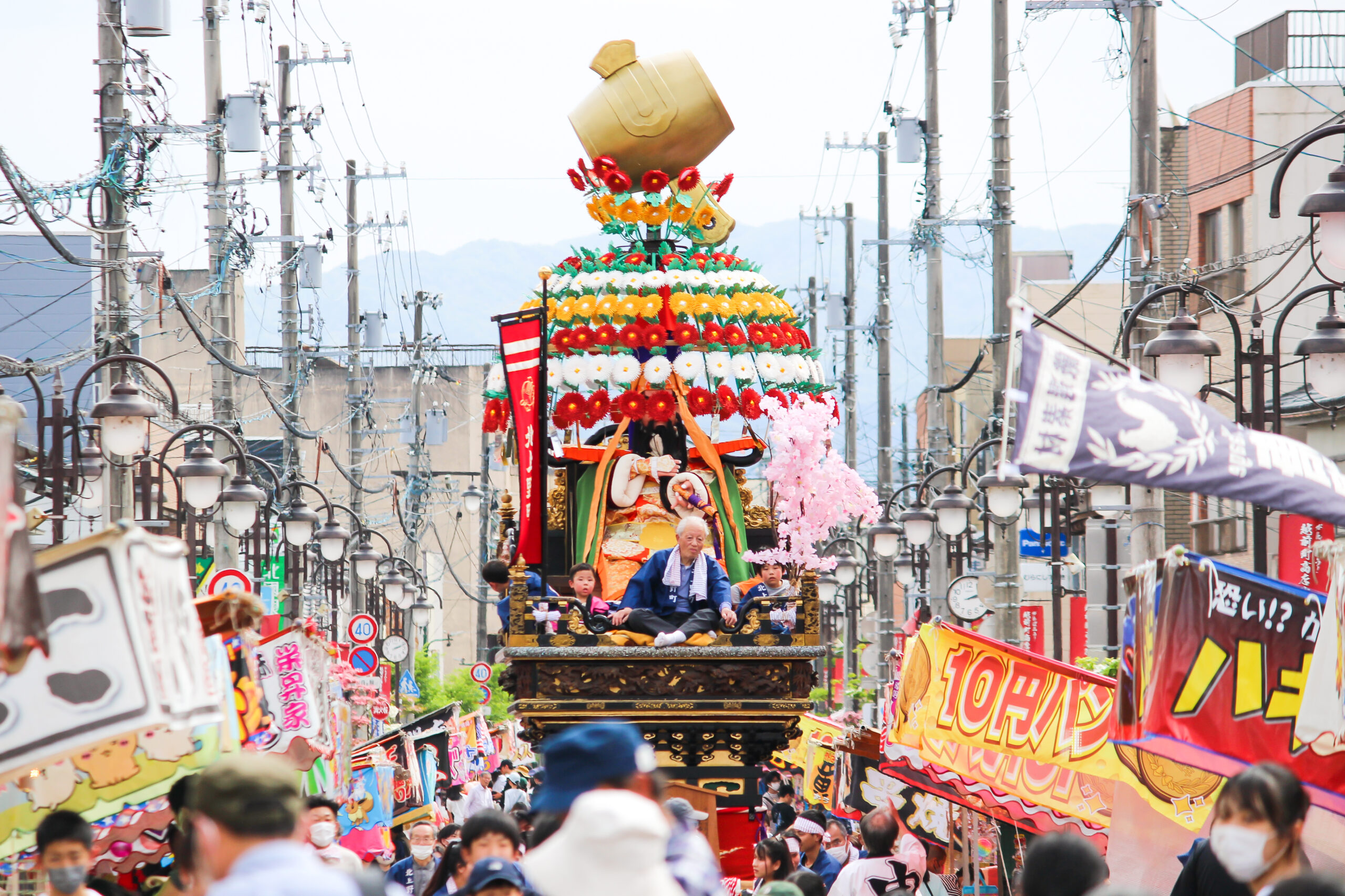 石動曳山祭は豪華絢爛な飾りが特徴？11本の花山車が勢揃いする小矢部の春祭り