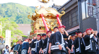 井波よいやさ祭りで4年ぶりに華みこしが登場！勇壮に門前町を進む南砺の祭り