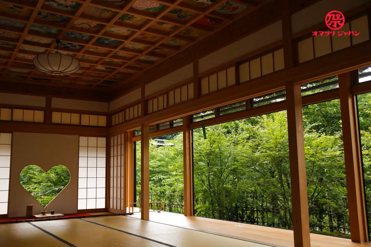 ハートの窓に床もみじも！人気の「青もみじ」が見られて限定御朱印ももらえる寺社5選！