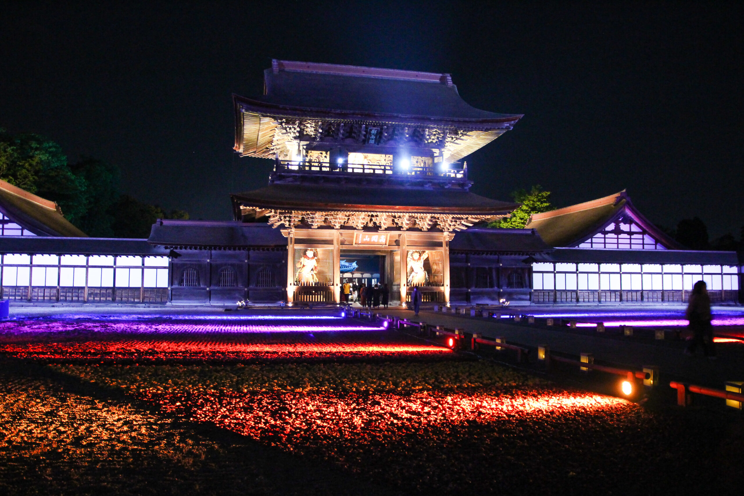 国宝をプロジェクションマッピング！？高岡・瑞龍寺の「春のライトアップと門前市」