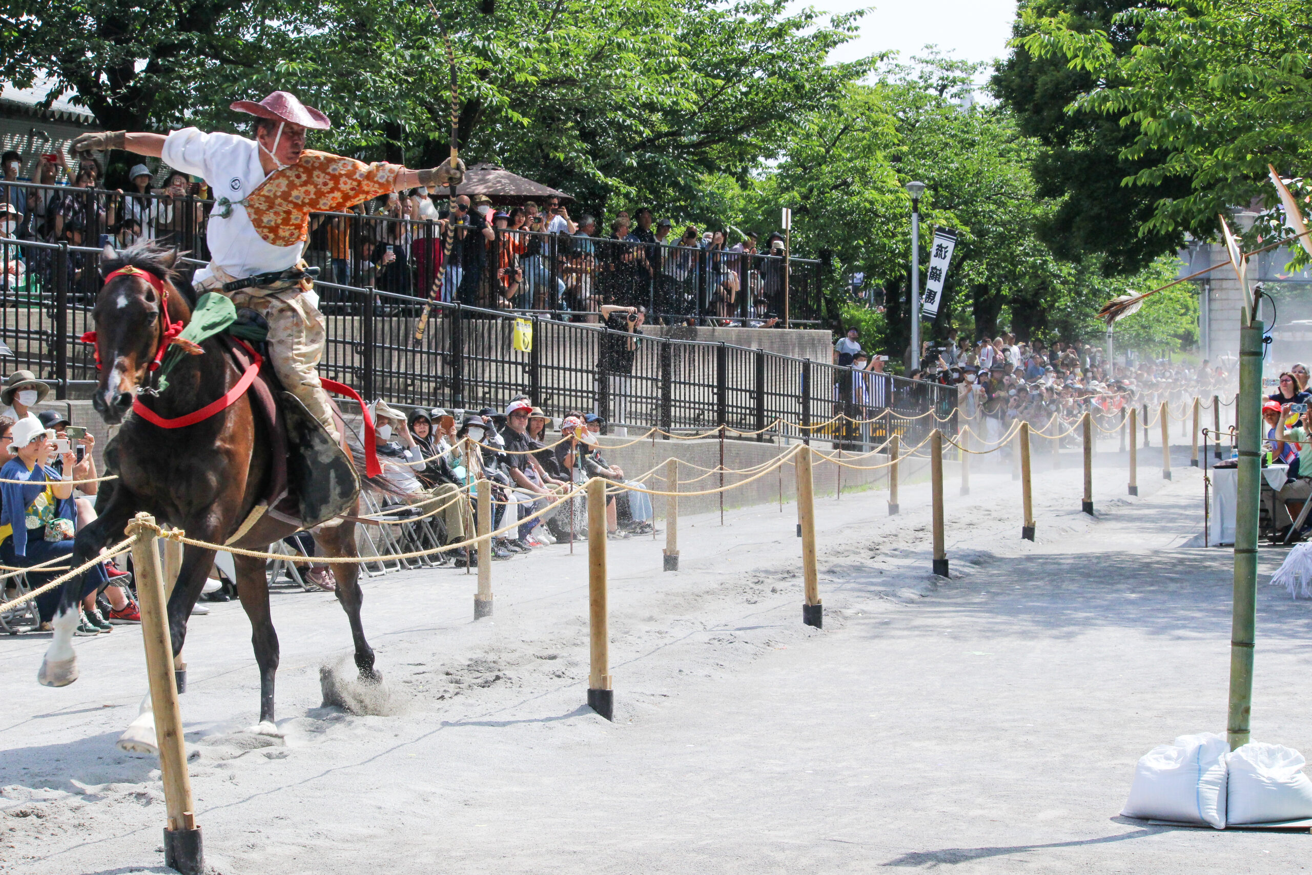 浅草流鏑馬が4年ぶり開催！全力疾走の馬上から的を射る。古式装束での草鹿も必見！