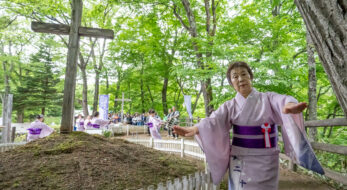 キリストは青森に住んでいた？神秘の村の「キリスト祭」で十字架囲んで盆踊り