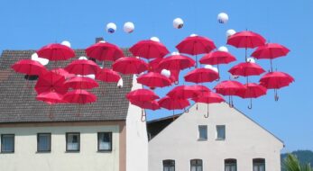 「アンブレラ・スカイ」って知ってる？雨の日も楽しくなる「傘」のトリビアとお祭りを紹介！