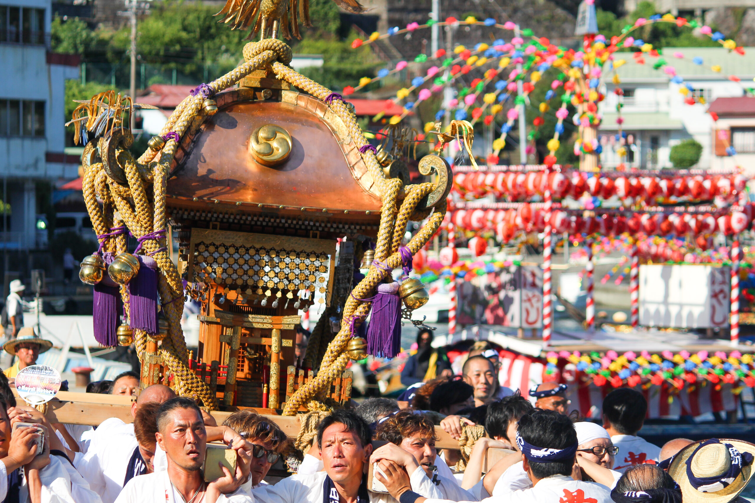 真鶴貴船まつりの海上行事が6年ぶり復活！お神輿は急階段を下り、海の中へ