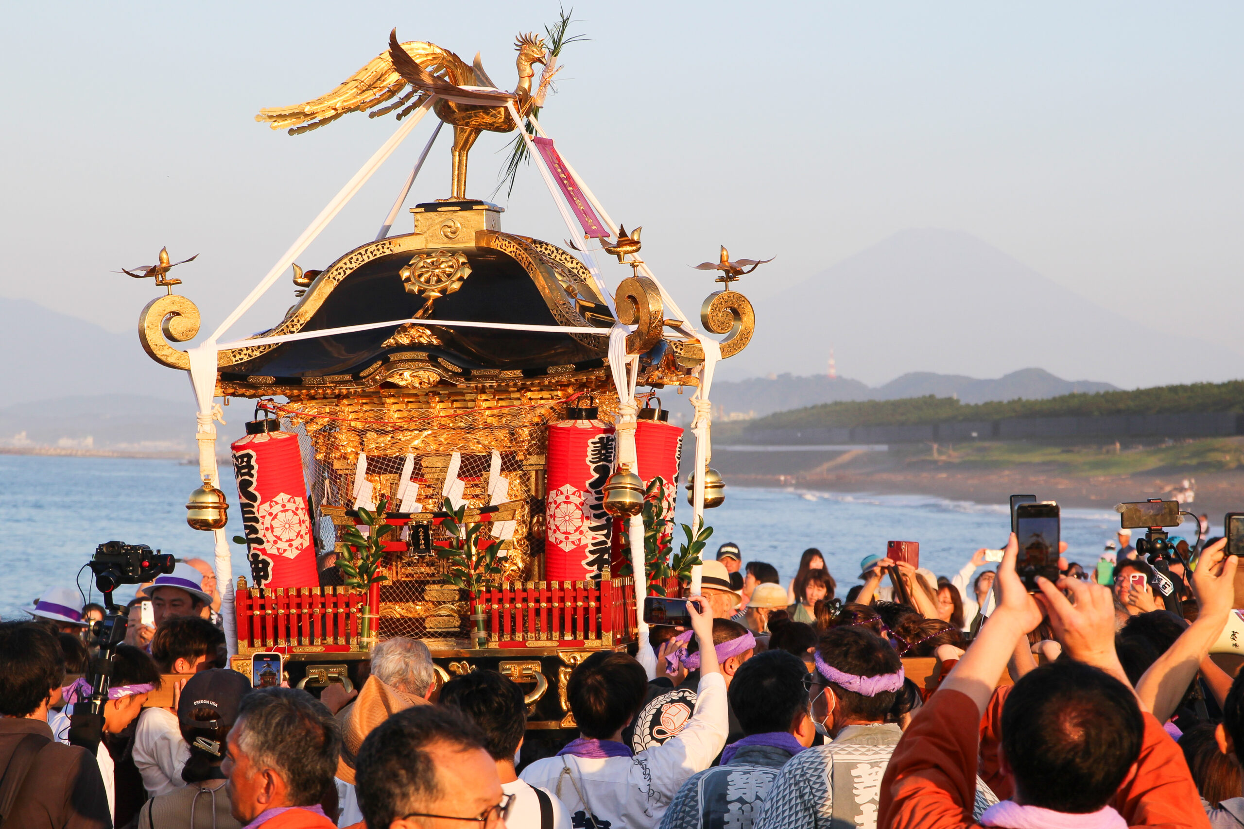 浜降祭が4年ぶり開催！どっこいの勇ましい声。39基のお神輿が早朝の海岸へ集う