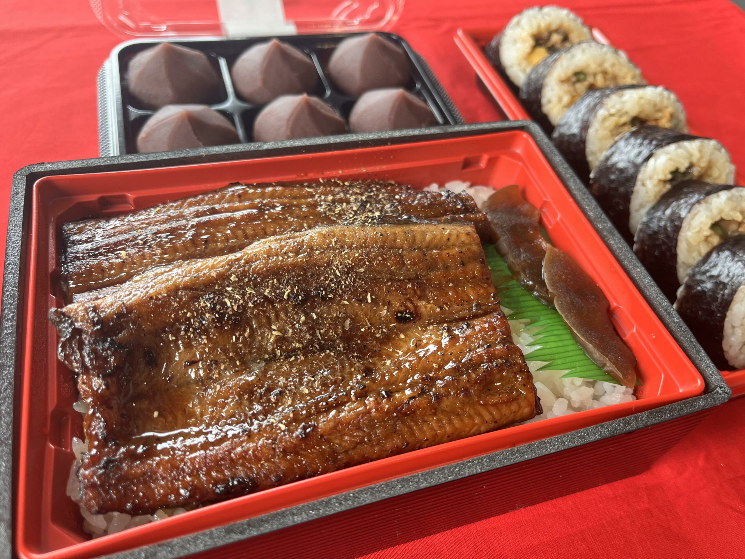 コンビニのうなぎは美味しい！？ファミマの高級うなぎ蒲焼重を食べてみた！2023年実食レポ