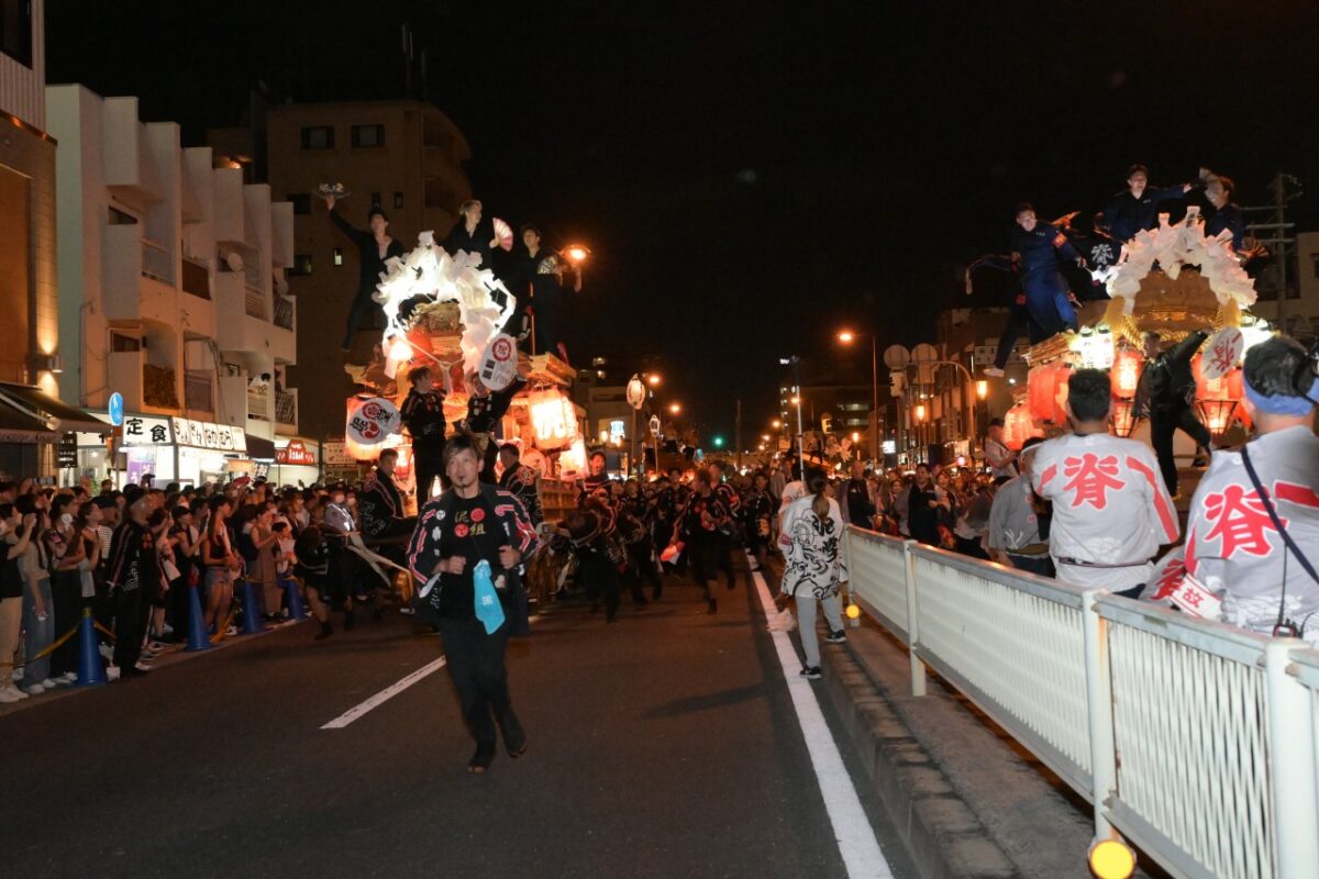 平日の夜にこの賑わい！令和5年度の大阪・平野郷夏祭りをレポート（九町合同曳行編）