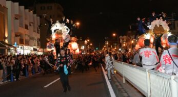 平日の夜にこの賑わい！令和5年度の大阪・平野郷夏祭りをレポート（九町合同曳行編）