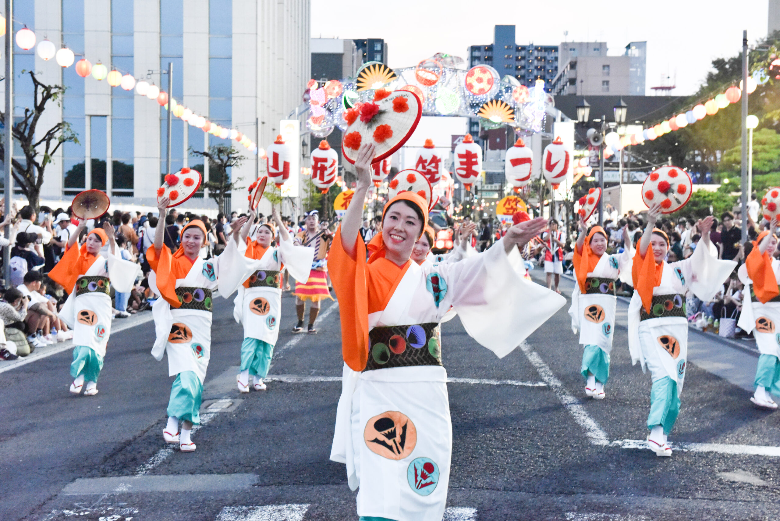 華やかな花笠がずらり！2023年「山形花笠まつり」大パレードの様子をお届け！