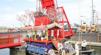 須成祭が4年ぶり本格開催！宵祭を提灯で彩る巻藁船、朝祭で橋を巻き上げ優美に進む車楽船は必見
