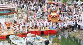 船幸祭が4年ぶり通常開催！お神輿が水上を進み、花火も打ち上がる近江国一宮の祭り