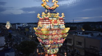 日本一の城郭灯籠が放つ強烈な魅力！秋田県「能代七夕 天空の不夜城」を現地レポート！
