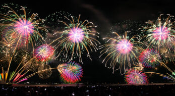 これぞ花火絵巻！「びわ湖大花火大会」湖上をワイドに彩る花火が美しすぎる