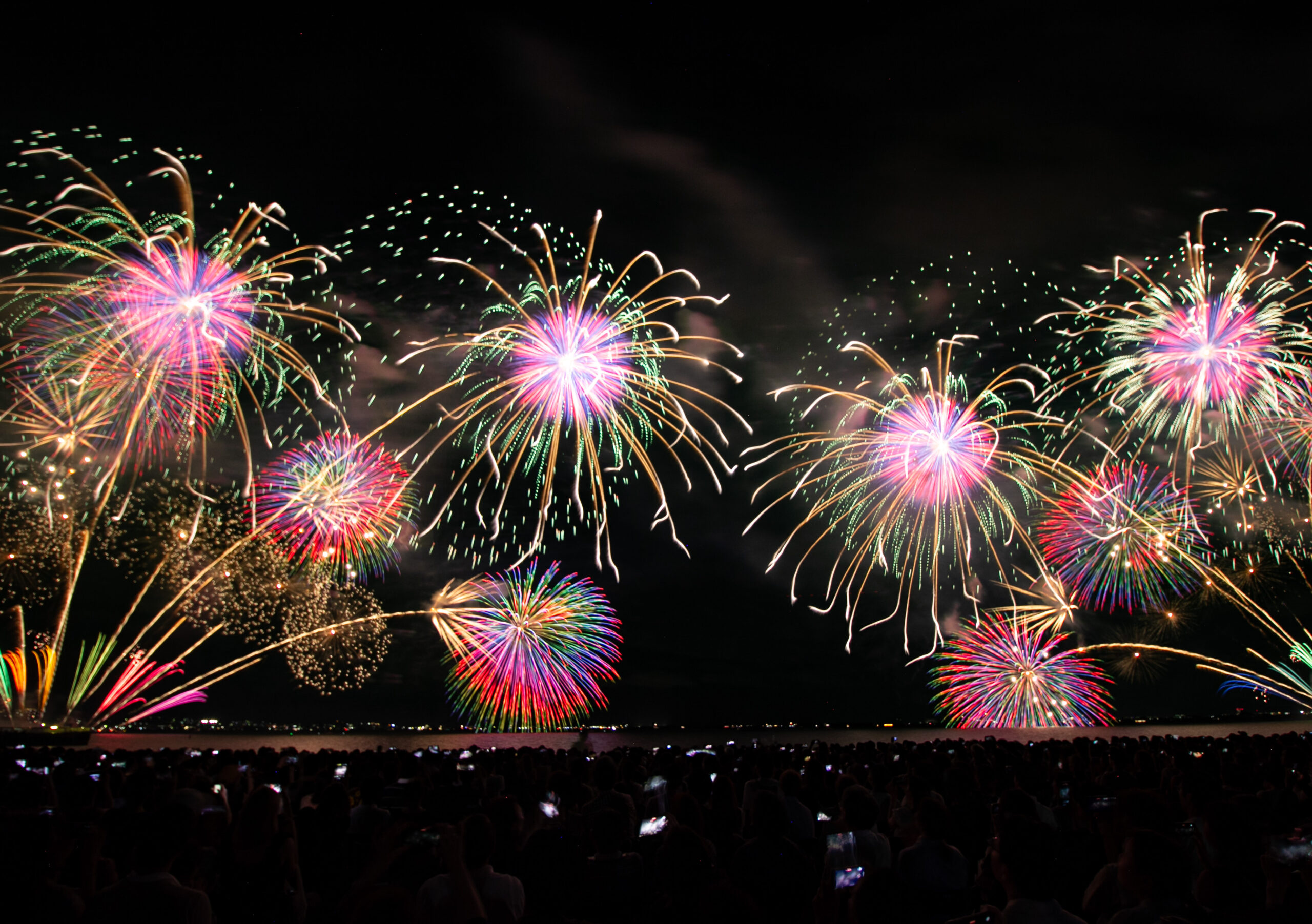 これぞ花火絵巻！「びわ湖大花火大会」湖上をワイドに彩る花火が美しすぎる