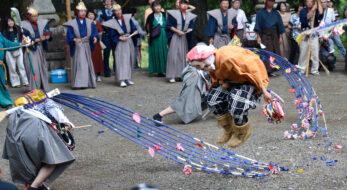 ユネスコ無形文化遺産、岐阜県郡上市「寒水の掛踊」。背の高いシナイを振り、花飾りを散らす風流踊！
