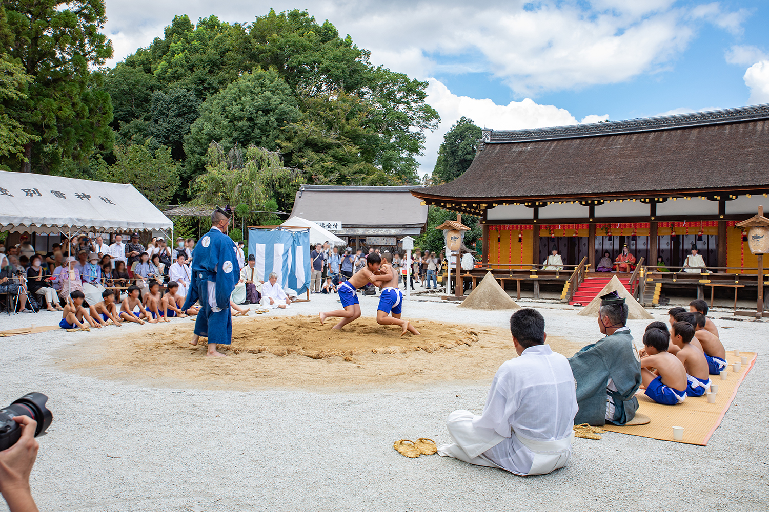 烏相撲で「カーカーカー！」カラスの横跳びで五穀豊穣を願う上賀茂神社の「重陽神事」