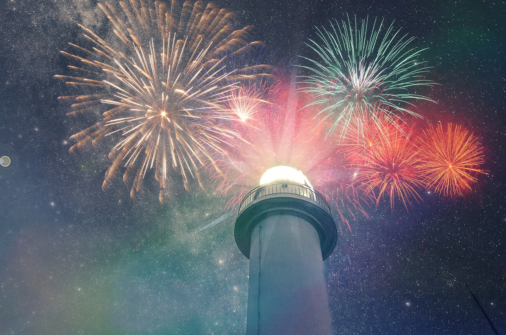 灯台と花火のコラボは尊すぎ！11月1日「灯台記念日」に灯台下暗しなトリビアと「灯台まつり」を紹介！