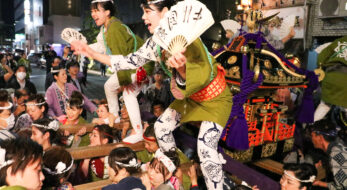 中洲まつりは博多の秋の風物詩！女神輿が”ソイヤ！”の掛け声で進む。花魁道中も必見