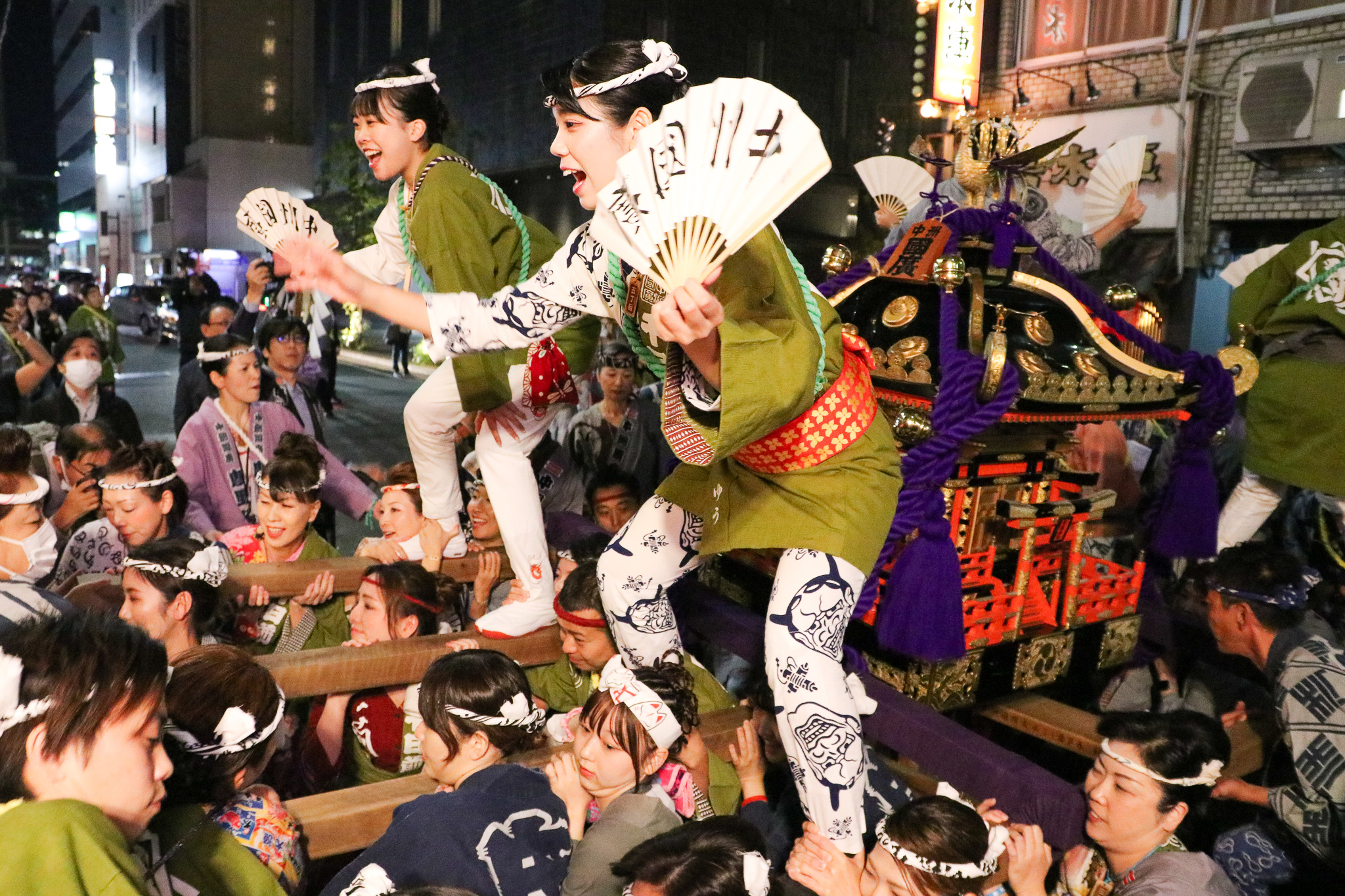 中洲まつりは博多の秋の風物詩！女神輿が”ソイヤ！”の掛け声で進む。花魁道中も必見