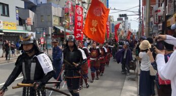 2023年新宿「皆中稲荷神社 秋季例大祭」宝くじ当選のご利益も？鉄砲組百人隊行列をレポート
