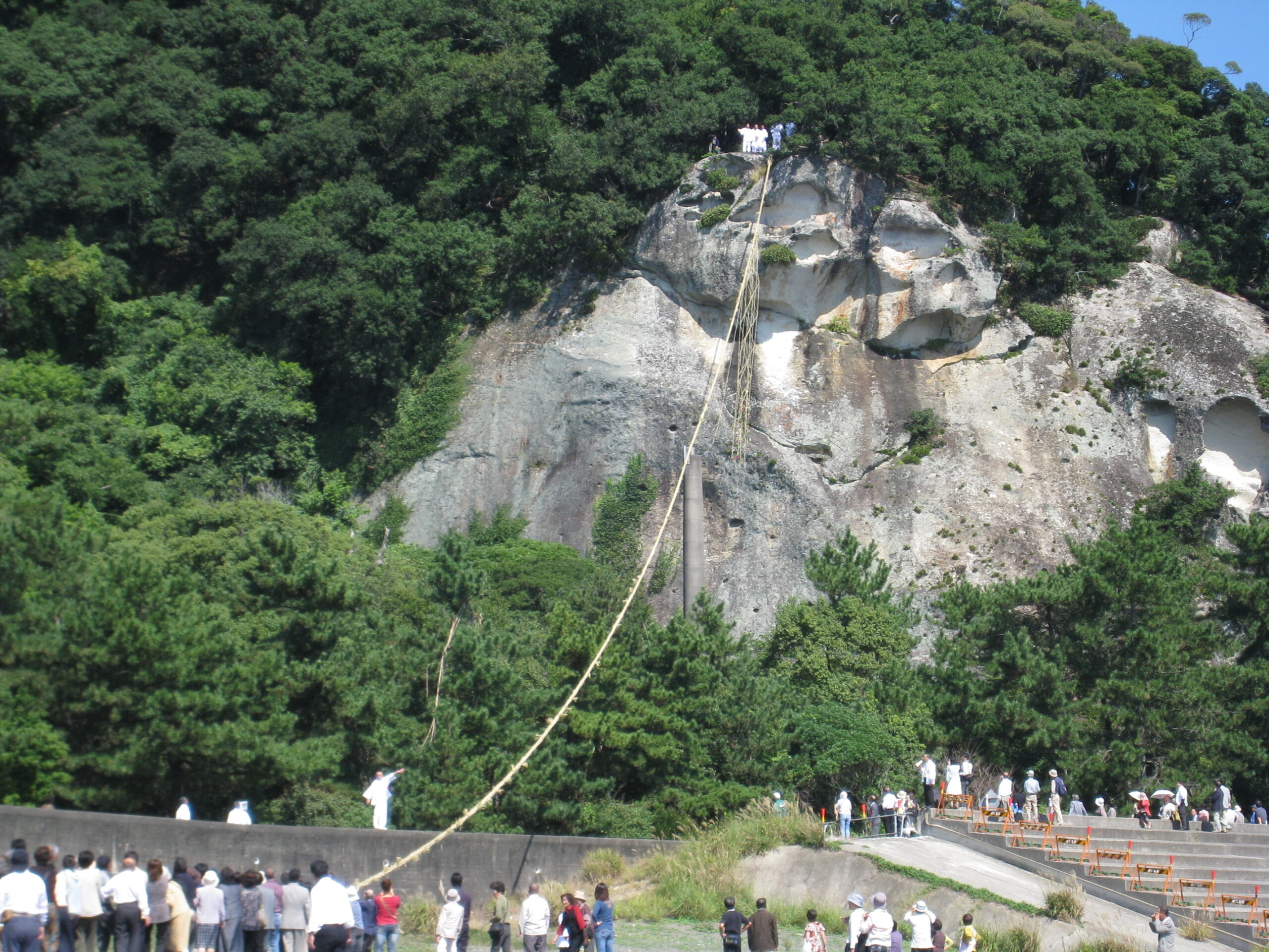 花の窟神社お綱かけ神事、2024年2月の開催情報。ご利益抜群のお綱に触れるには？<三重県熊野市>